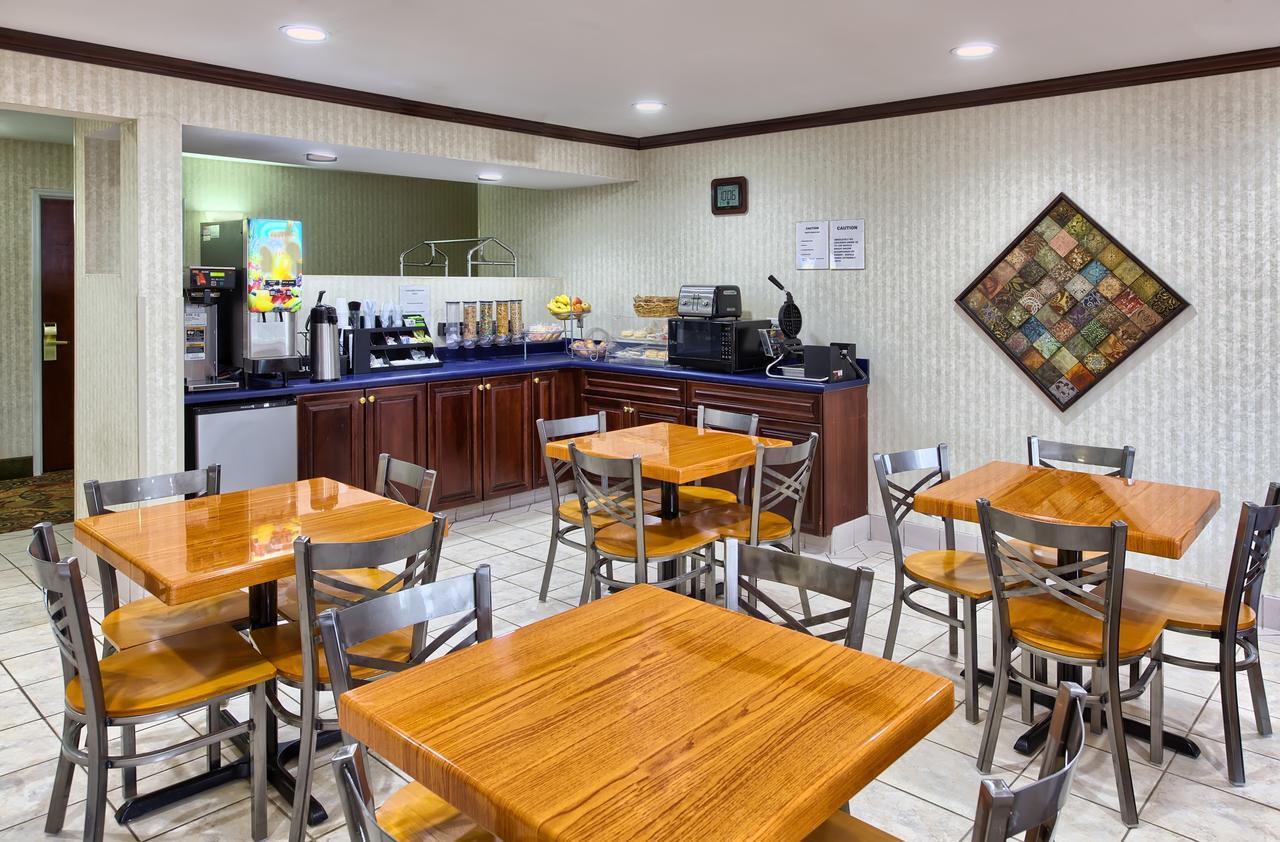 Country Hearth Inn Of Knightdale Экстерьер фото